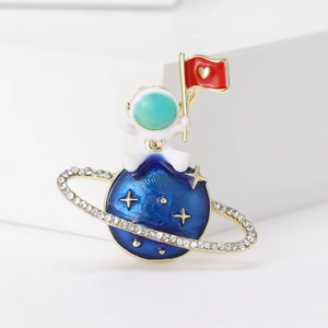 Spilla Creativa Astronaute e Pianeta in Lega Smalto Astronauta Con Bandiera a Cuore Strass Spilla da Bavero Donna Gioielli Moda Regalo