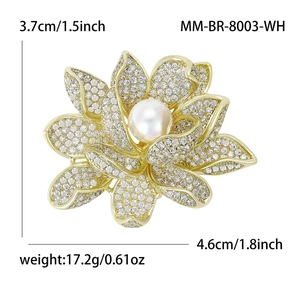 Broche lotus dorée élégante avec oxydes de zirconium et une grande perle blanche