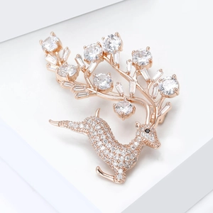 Detalle de broche de reno en oro rosa con circonitas y cristales en las astas