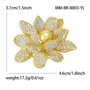 Élégante broche lotus en or avec micro-pavé de zircone et une grande perle dorée