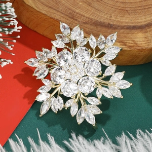 Elegant Copper Zirconia Snowflake Brooch Pin For Women Fashion Christmas Gift Shiny Rhinestone Lapel Suit Jewelry Accessory