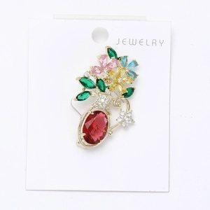 Vue détaillée d'une broche vase à fleurs avec zircons colorés et base en métal doré