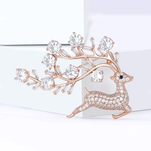 Elegante broche de ciervo en oro rosa con micro pavé de circonitas en fondo blanco