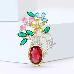 Broche fleur vase élégante avec zircons colorés et placage d'or sur socle blanc