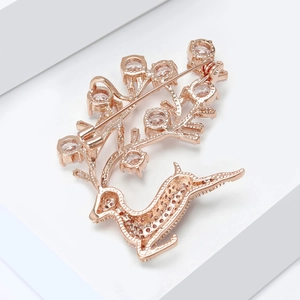 Detalle macro de un broche de ciervo en oro rosa con microincrustaciones de circonitas