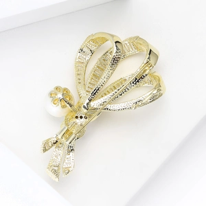 Élégante broche nœud dorée avec perle et zircon pour accessoire de blazer et manteau