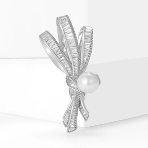 Broche ruban élégante en métal argenté avec pierres de zircon et perle blanche