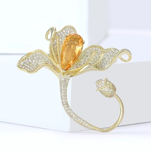 Broche fleur de magnolia élégante avec cristal orange et pavage en zircone cubique blanc