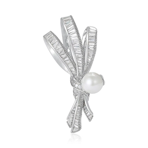 Broche nœud élégante en argent avec des pierres en zircone et une perle blanche centrale