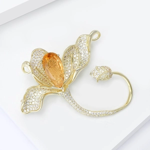 Détail de broche orchidée sertie de zircons avec une pierre jaune centrale de taille poire