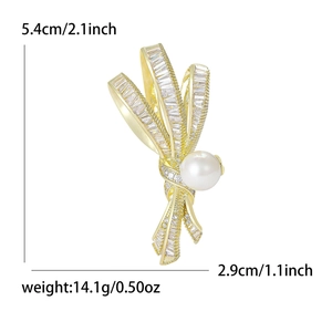 Broche nœud élégante avec zircons baguette et perle, taille 5,4 cm par 2,9 cm