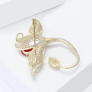 Détails de la broche léopard dorée ornée de micro-cristaux et d'une grande pierre rubis