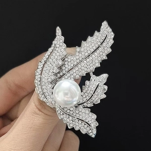Vue détaillée de la broche feuille en argent avec cristaux tchèques et perle
