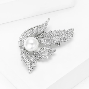 Élégante broche feuille argentée avec cristaux brillants et une grande perle blanche