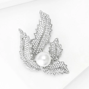 Broche feuille élégante avec diamants tchèques et perle blanche sur métal argenté