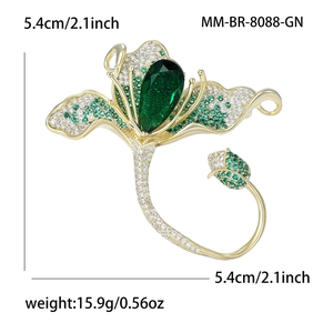 Broche fleur de magnolia élégante avec zircons verts et base dorée, taille 5,4 cm
