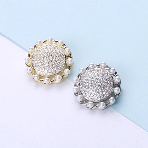 Elegant sunflower brooch with zircon pavé and small pearls in gold and silver finish