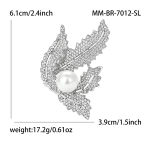 Élégante broche en forme de feuille argentée avec strass tchèques et perle blanche