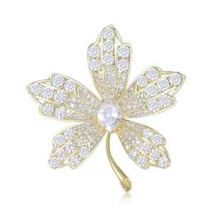 Elegant Copper Maple Leaf Brooch For Women Micro Pave Zirconia Gold Plated Leaf Pin Fashion Jewelry Wedding Party Accessory