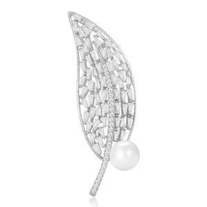 Broche feuille élégante en métal argenté avec zircons baguette et une grande perle blanche