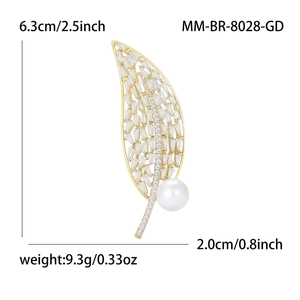 Broche feuille avec finition dorée, zircons et perle blanche, taille 6,3 cm par 2,0 cm