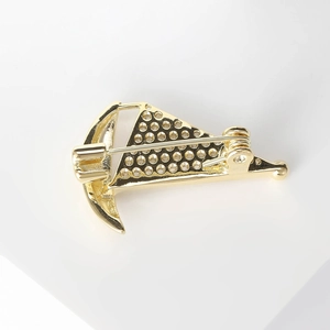 Élégante broche voilier dorée avec accents de zircon pour costumes et manteaux
