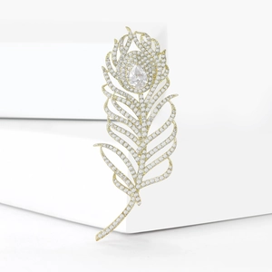 Détail de la broche plume avec pavé de zircons et cristal en goutte sur base dorée