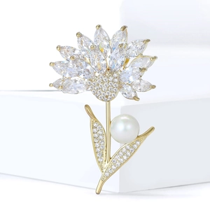 Eleganter Blumen-Anstecker mit Zirkon-Mikropflaster und Perle auf Goldbasis