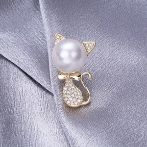 Charming gold-plated cat brooch with inlaid zircon crystals and a large pearl bead