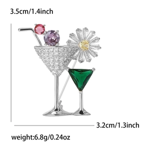 Broche verre à cocktail avec marguerite, mesurant 3,5 cm par 3,2 cm et pesant 6,8 g