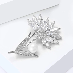 Detailansicht der Blumenbrosche mit Markasit-Zirkonia und eleganter weißer Perle