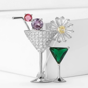 Détail de la broche verre à cocktail argentée avec cristaux pavés et gemmes colorées