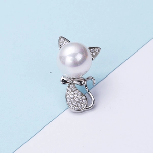 Charming silver cat brooch with white pearl head and micro-inlaid sparkling zircons