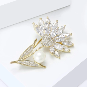 Detail einer Kristall-Blumenbrosche mit Zirkonia-Markisen und einer großen weißen Perle