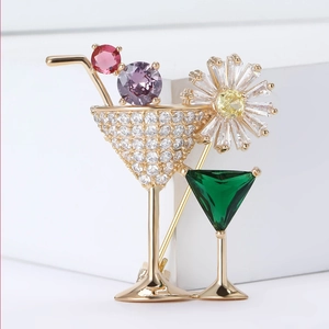 Broche cocktail en or exquise avec tournesol et zircons brillants pour femme élégante