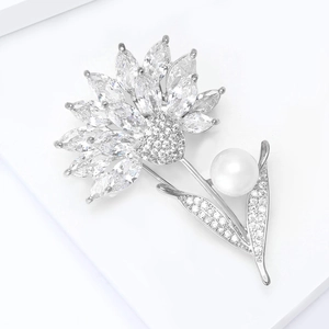 Detail der Blumenbrosche mit Zirkonia Kristallen im Marquise-Schliff und weißer Perle