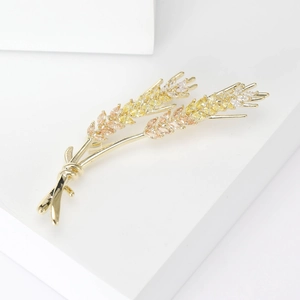 Detailed view of the sparkling zircon stones on this elegant golden wheat ear brooch