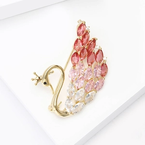 Broche cygne élégante avec ailes en cristal rose dégradé sur support blanc épuré