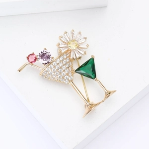 Broche verre à cocktail dorée avec zircons colorés et détail marguerite blanche