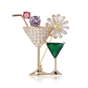 Broche élégante en forme de verre à cocktail dorée avec zircons et cristal vert
