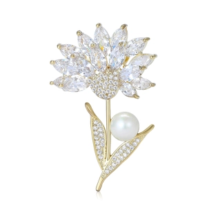 Eleganter Blumenanstecker mit Goldbasis, Zirkonia-Blüten und glänzender Weißperle