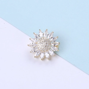 Detalle de broche de girasol con circonitas micro-pavé y pétalos de corte marquesa