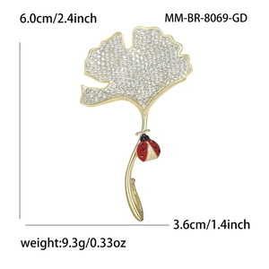 Ginkgoblad broche met zirkonia pavé en lieveheersbeestje, maat 6,0cm bij 3,6cm