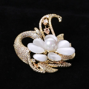 Dettaglio dell'elegante spilla fenice con petali in occhio di gatto e pavé di zirconi