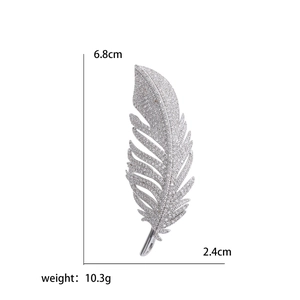 Elegant feather zircon brooch in silver plating measuring 6.8cm long and 2.4cm wide