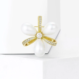 Élégante broche perle en forme de nœud avec diamants sur socles blancs épurés