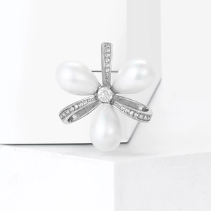 Élégante broche nœud en argent avec perles gouttes blanches et zircons scintillants