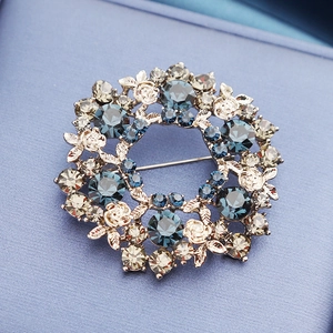 Vintage Alloy Blue Rhinestone Wreath Brooch Pin For Women Elegant Flower Floral Garland Banquet Wedding Jewelry Accessory