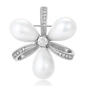 Broche fleur en argent élégante avec perles en forme de goutte et zircons sur fond blanc