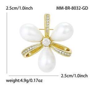 Broche fleur dorée élégante avec perles blanches et zircons, taille 2.5cm x 2.5cm